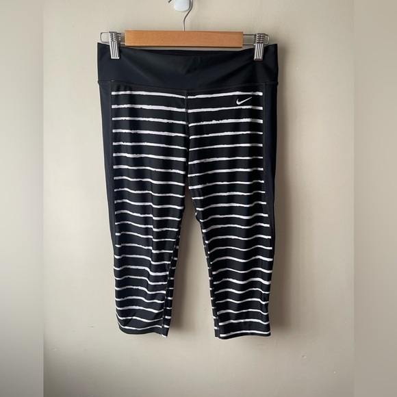 Nike | Cropped Stripe Athletic Leggings medium - Picture 1 of 6